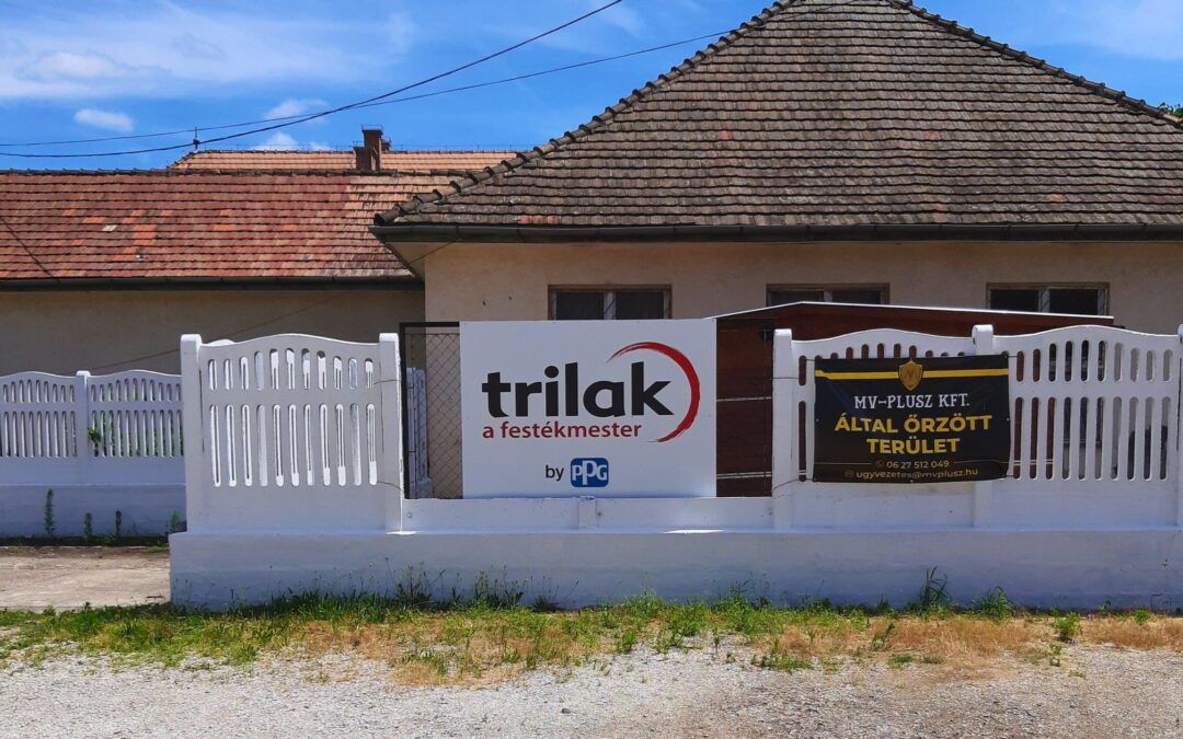 Új színt kapott kerítésünk!